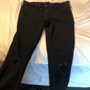 BLACK JEANS WITH KNEE HOLES